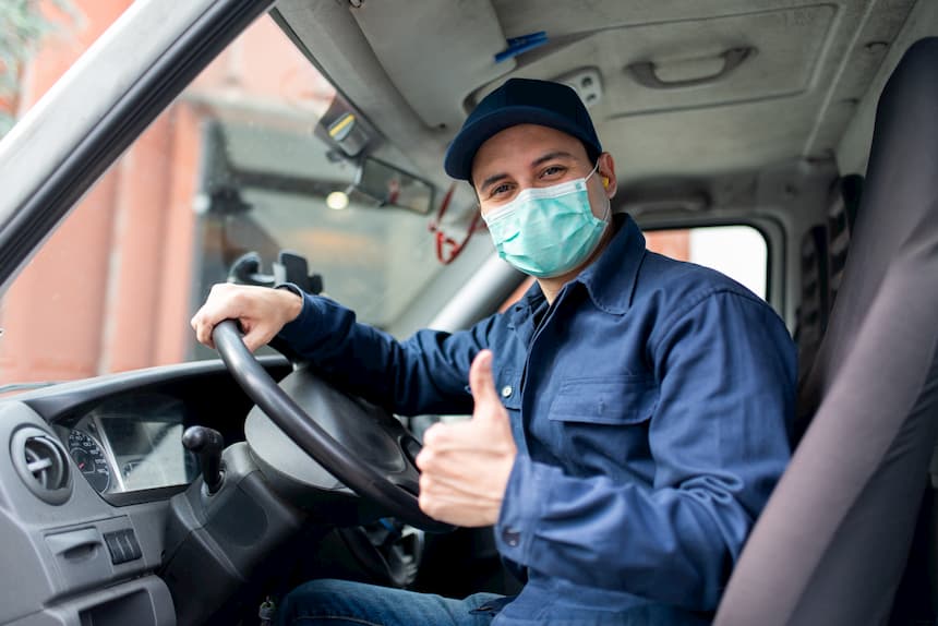 trabajador con mascarilla seguro frente al Covid