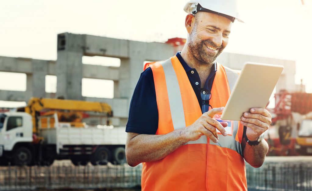Trabajador feliz con el desarrollo a medida que le ha hecho Properly Software Implantación_desarrollo_a_medida_Properly_Software